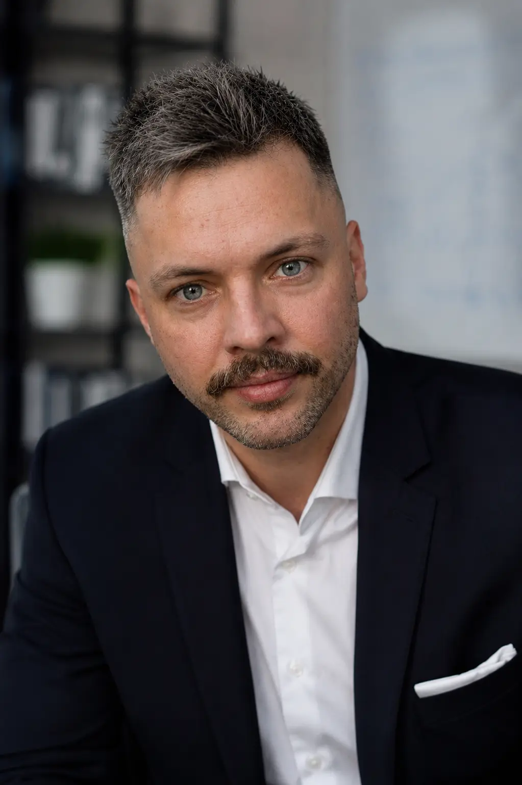 Sebastian Słomczyński w formalnym stroju biznesowym
